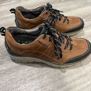 Clarks wave walking shoe